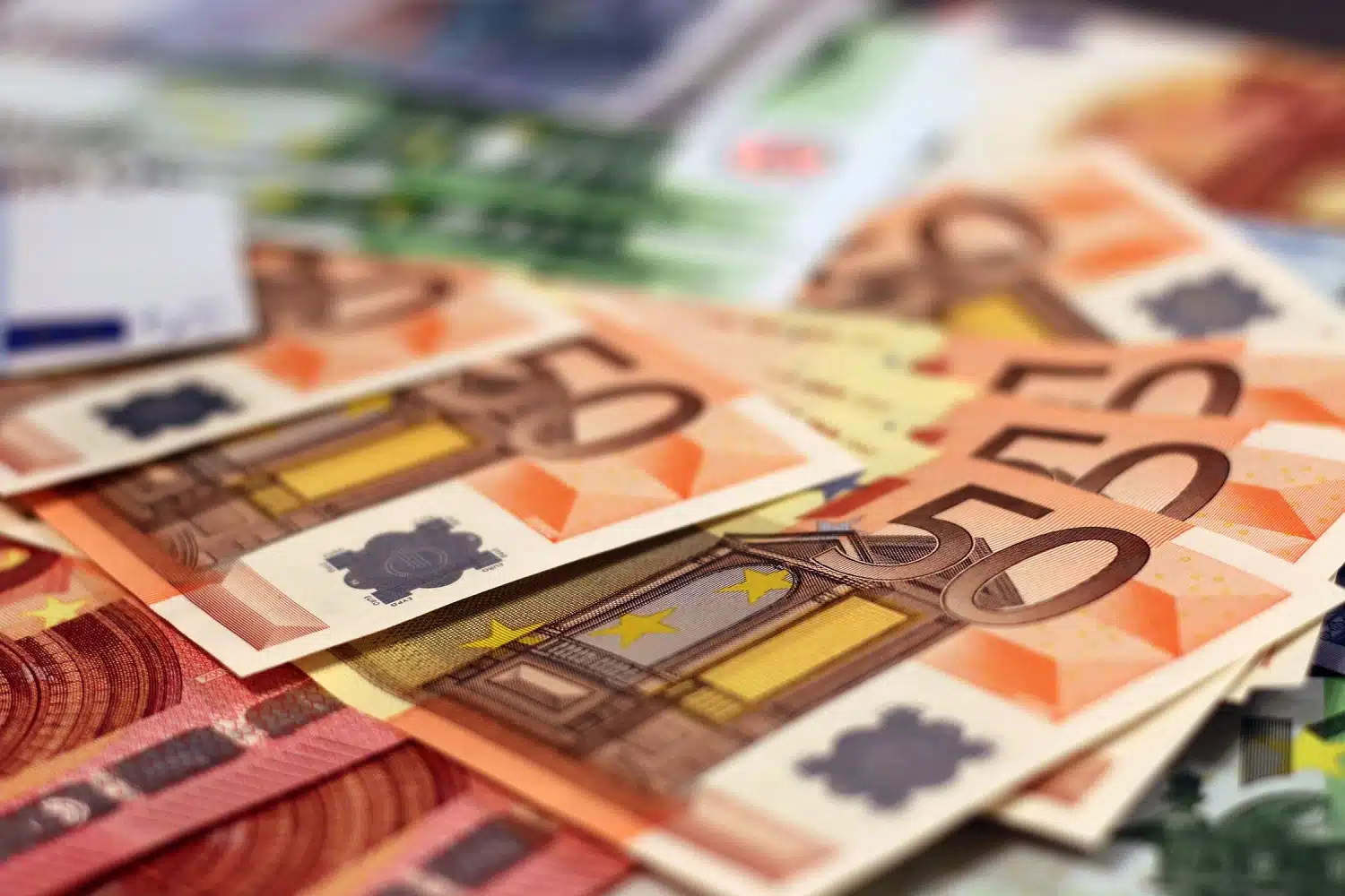 Banconote in euro da 50 e 100 euro