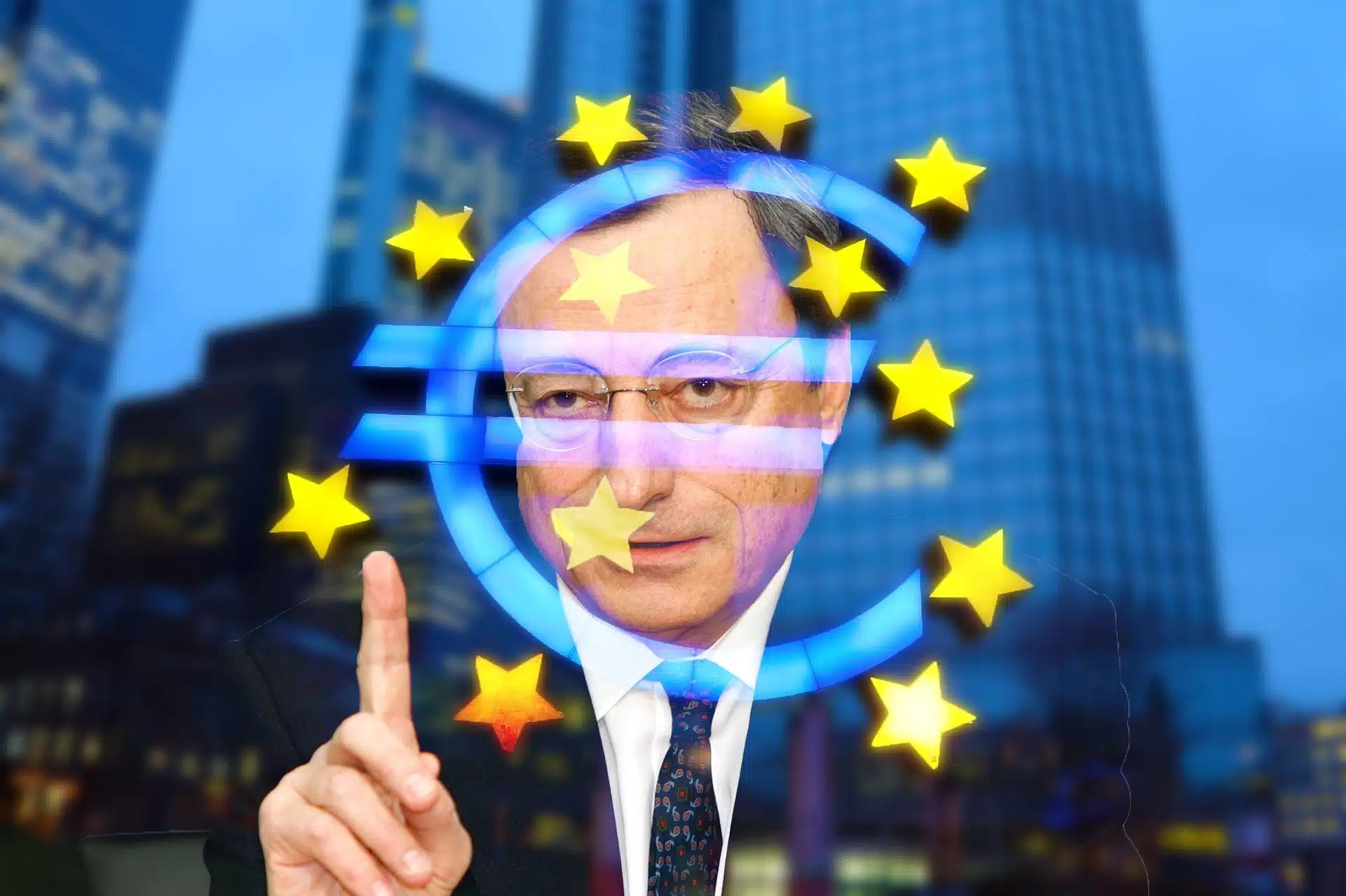 Mario Draghi e simbolo dell'euro, con il palazzo della BCE alle spalle