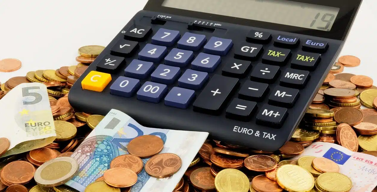 Calcolcatrice, monete e banconote in euro