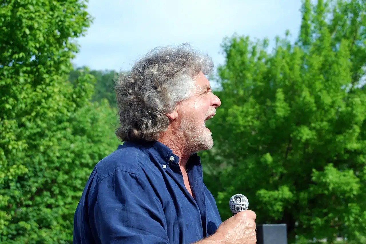 Beppe Grillo in Val di Susa mentre arringa gli attivisti
