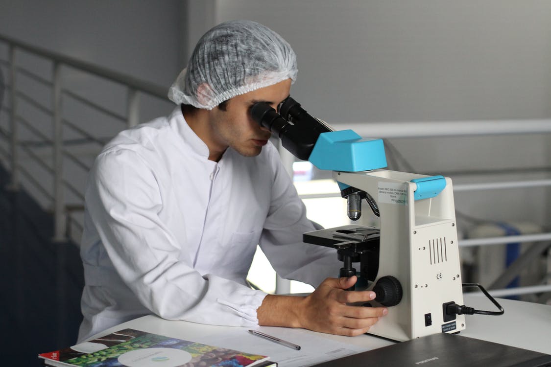 Biologo in un laboratorio di ricerca