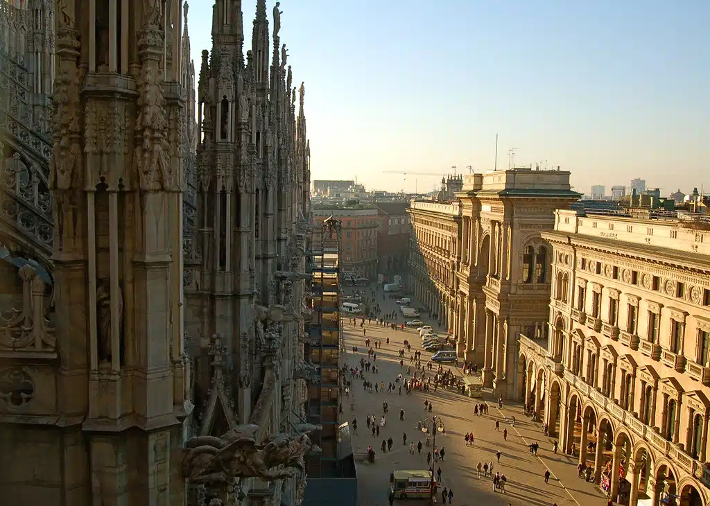 Visuale del Duomo di Milano ed una parte di Piazza Duomo