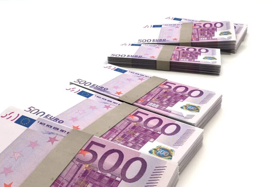 Banconote da 500 euro suddivise in piccoli pacchi