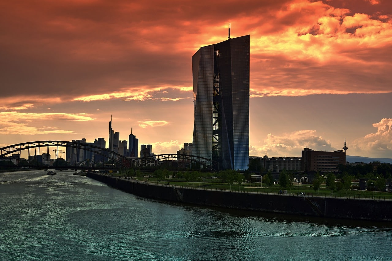 BCE a Francoforte sul Meno al tramonto