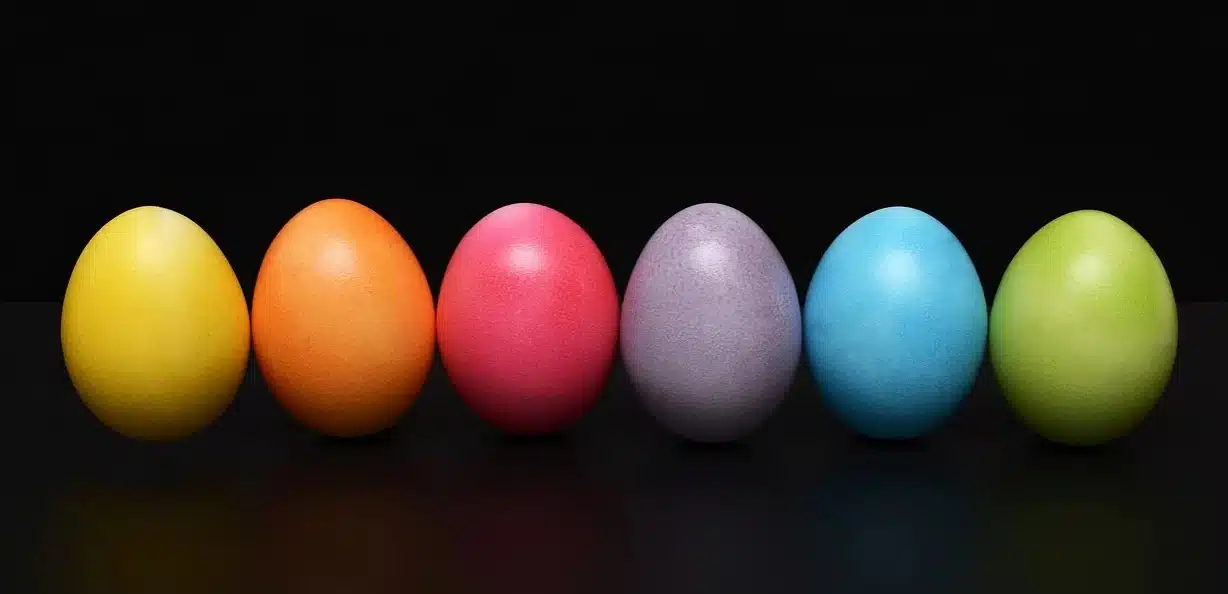 Uova colorate su sfondo nero