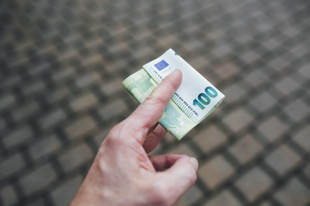 Mano con una banconota da 100 euro