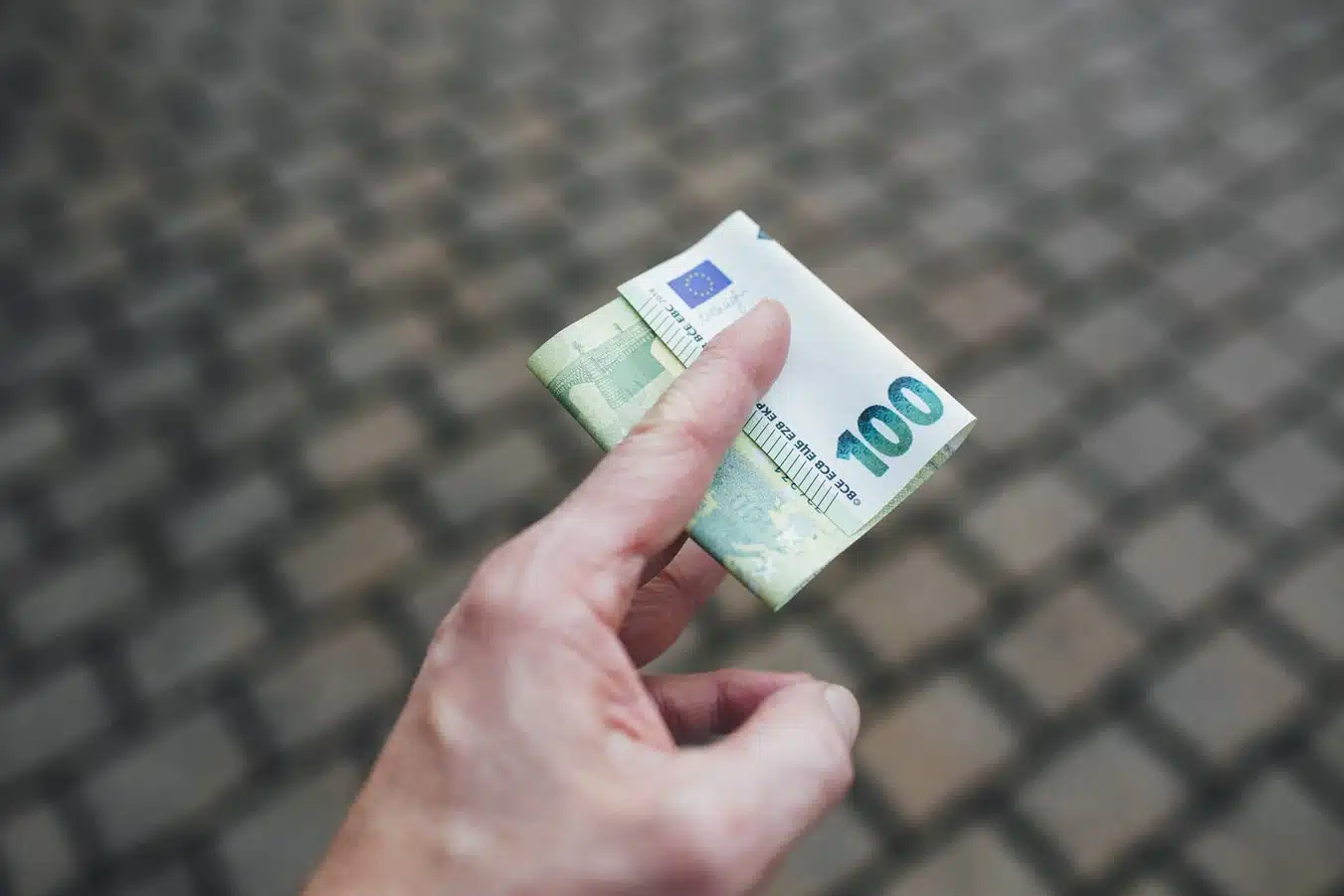 Mano con una banconota da 100 euro