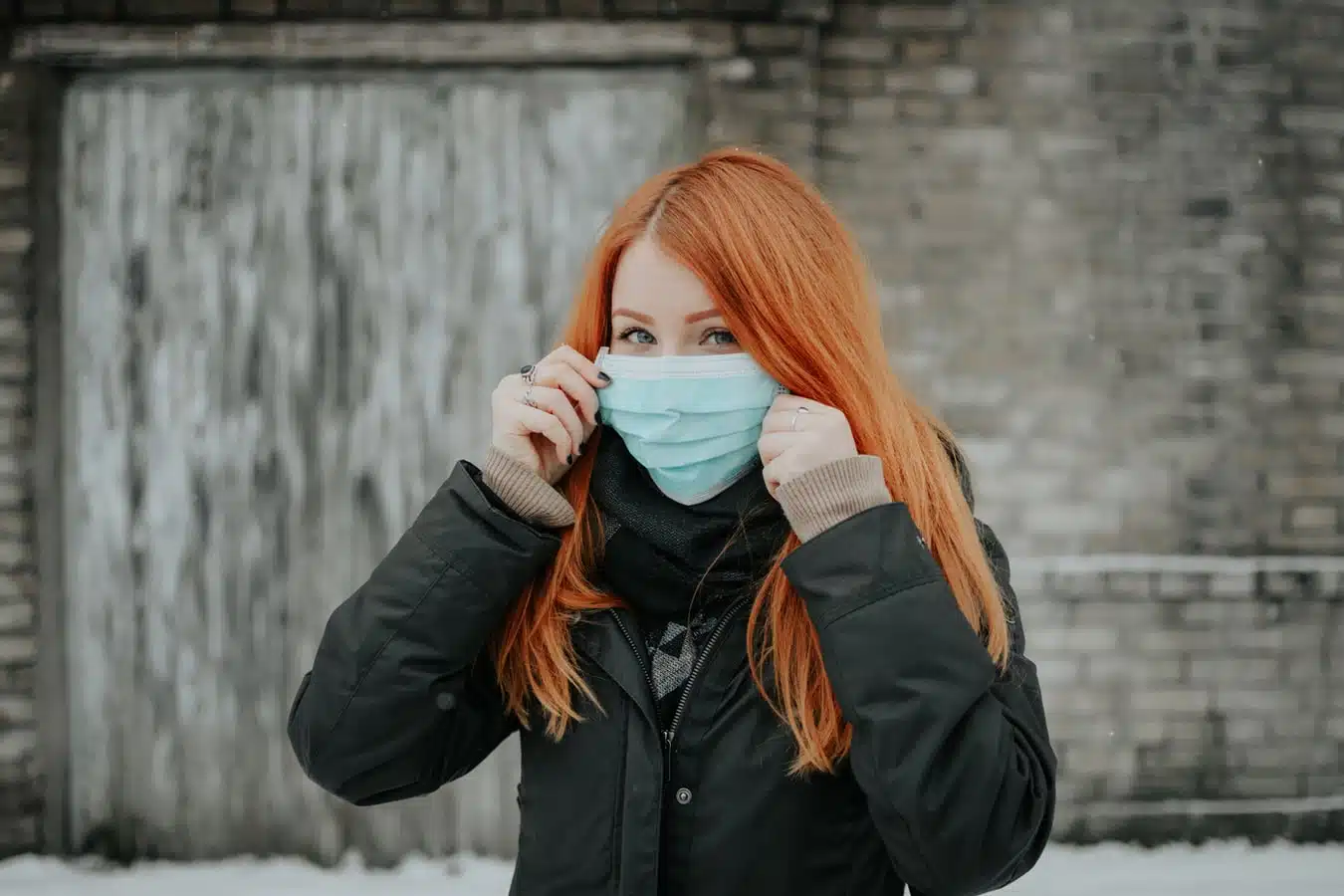 Donna coi capelli rossi mentre indossa una mascherina