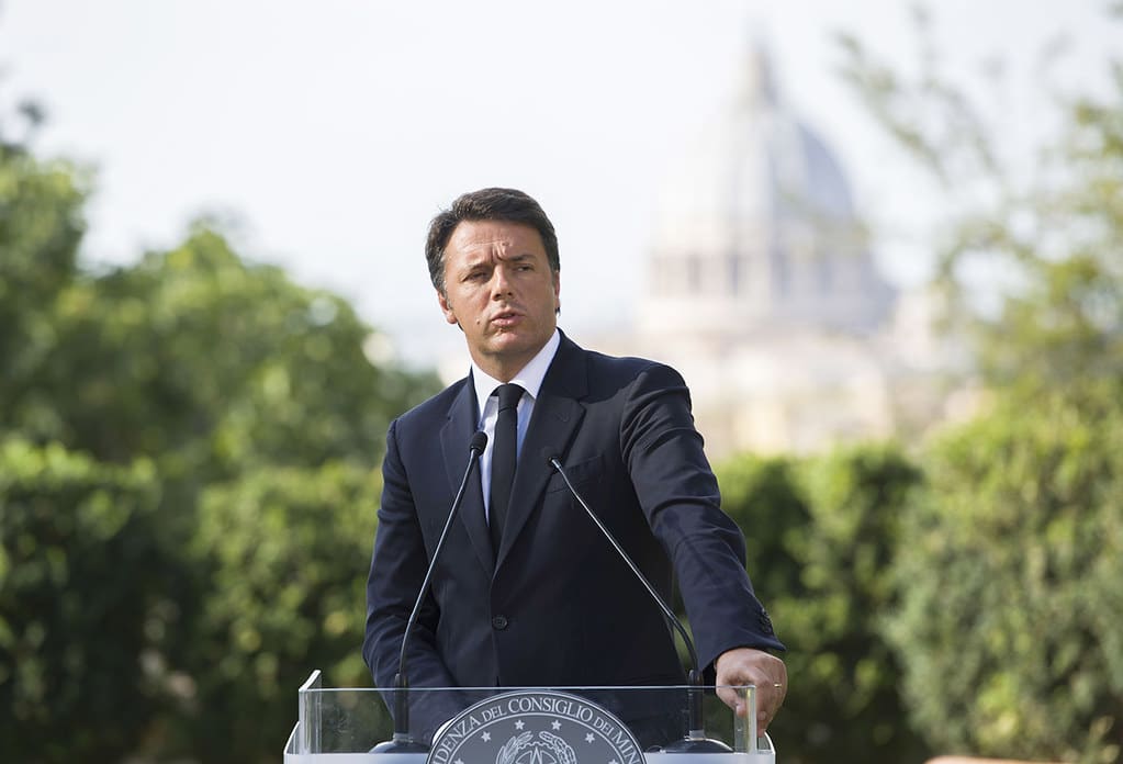 Matteo Renzi in giacca e cravatta durante un incontro pubblico