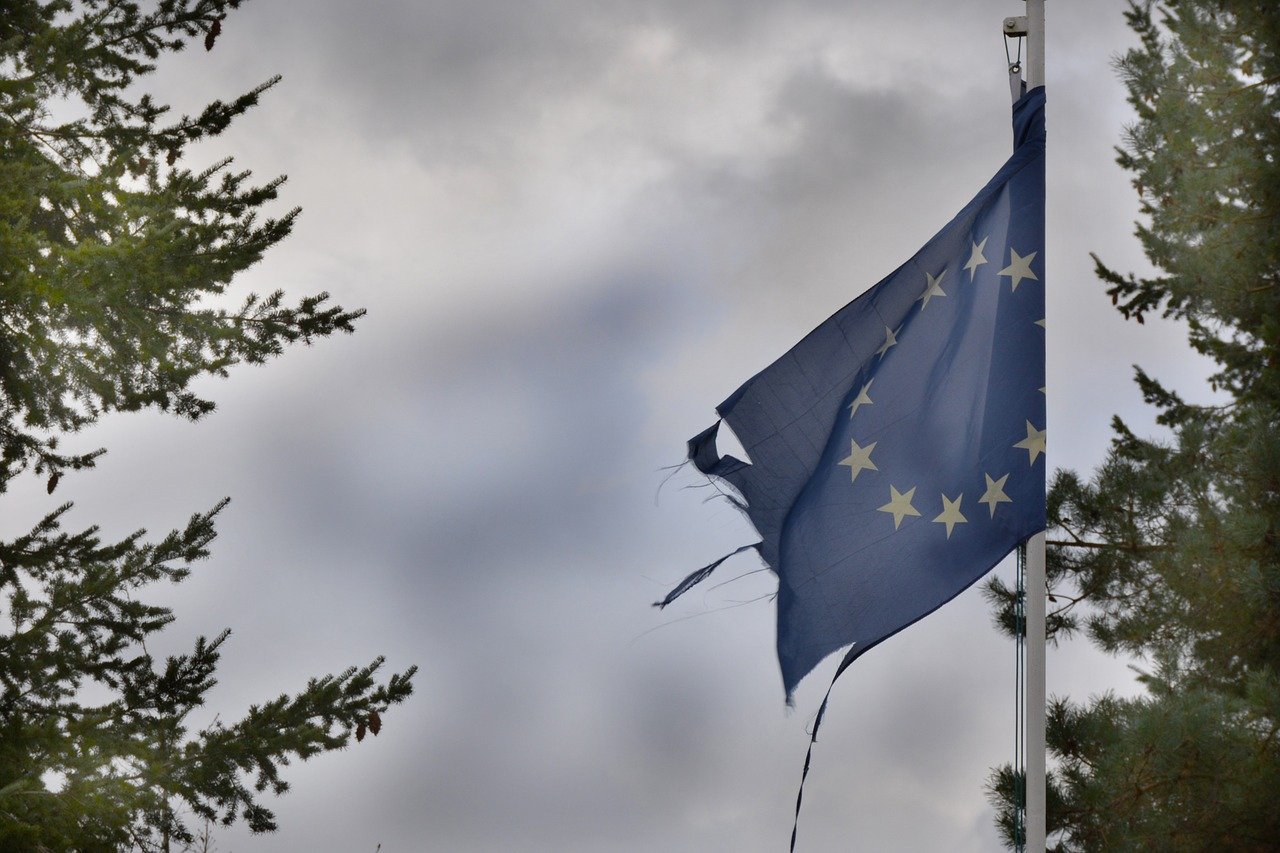 bandiera europea strappata