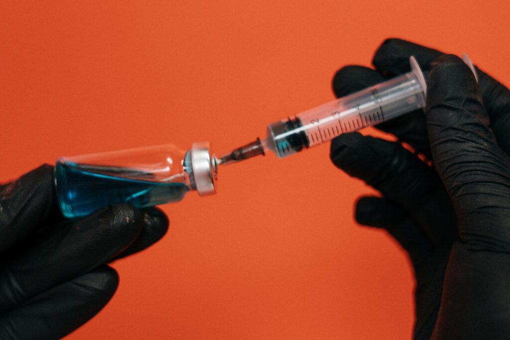 Terza dose dopo 5 mesi e Green pass vaccinati: verso nuova stretta