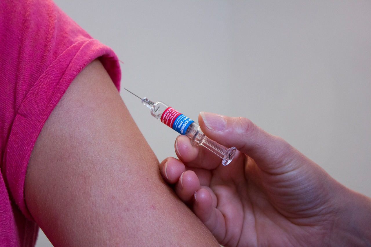 Vaccino gratis bambini e anziani: quando farlo e come. Le istruzioni