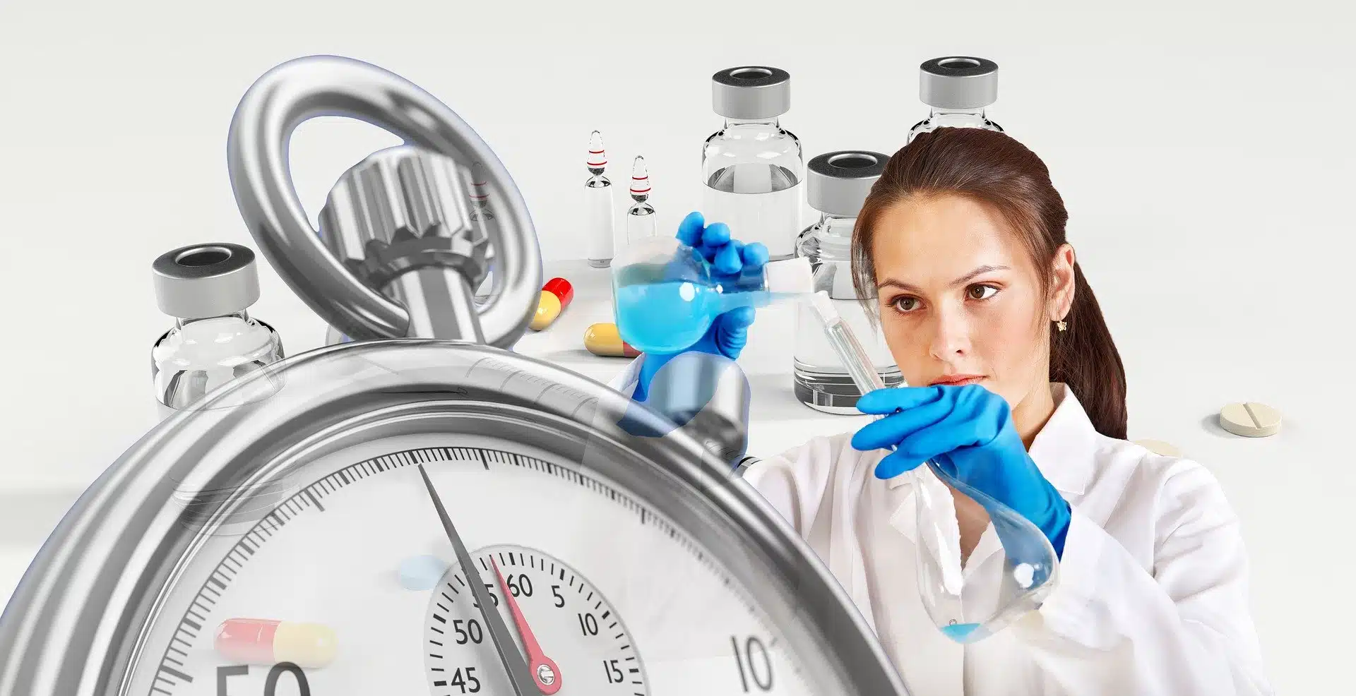 ricercatrice in un laboratorio sperimentale e grande orologio stante a significare la corsa contro il tempo per produrre un vaccino