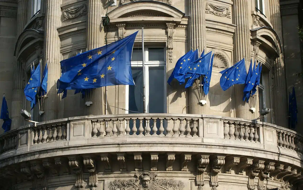 bandiere europee esposte in un balcone