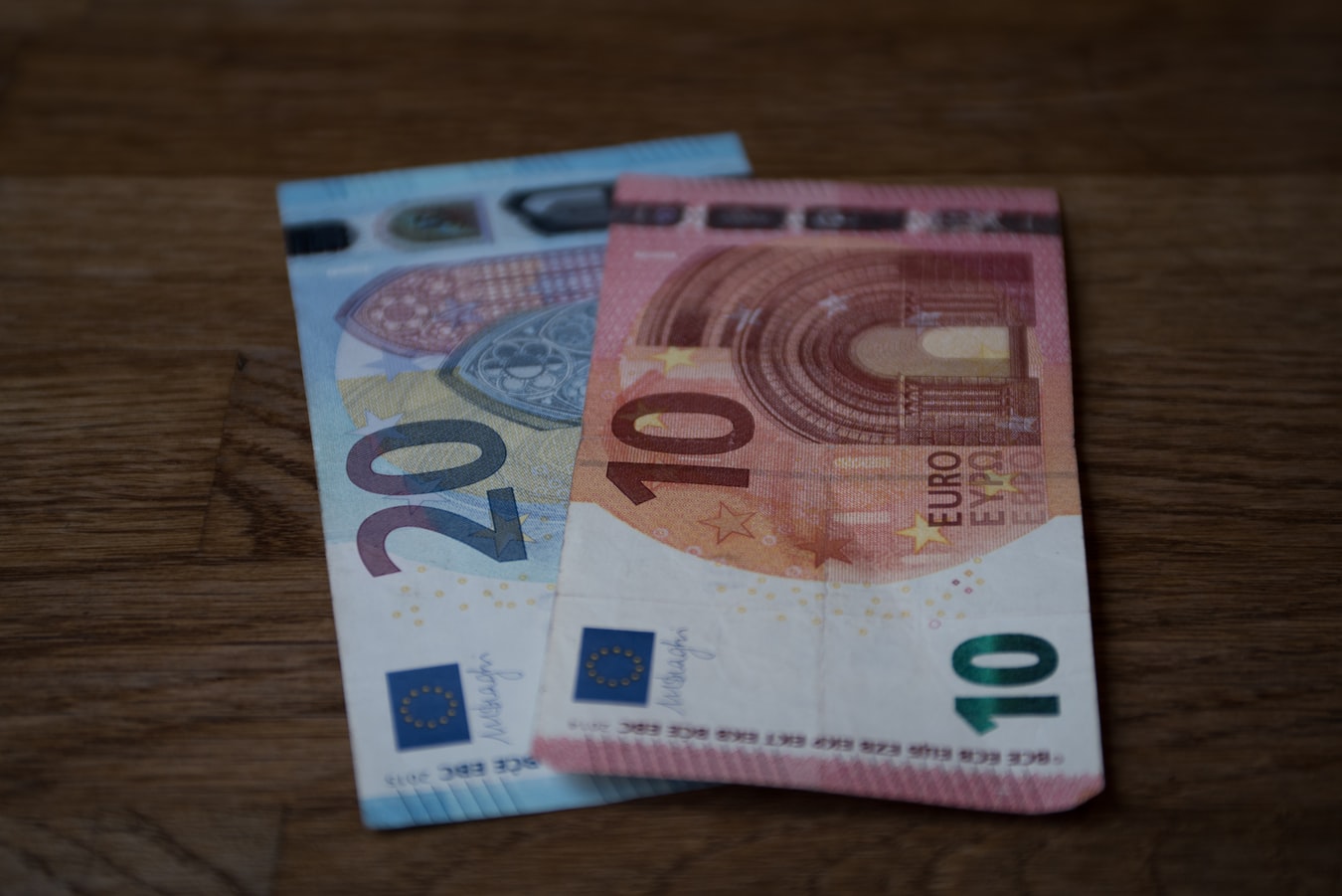 Una banconota da 20 euro ed una da 10 euro
