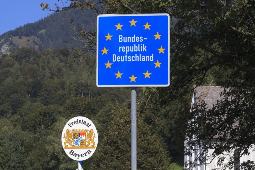 cartello della repubblica federale tedesca con l'a bandiere europea