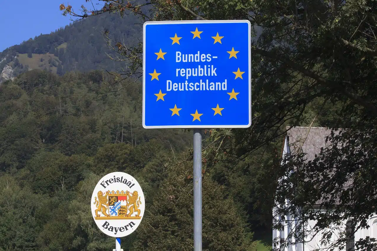 cartello della repubblica federale tedesca con l'a bandiere europea