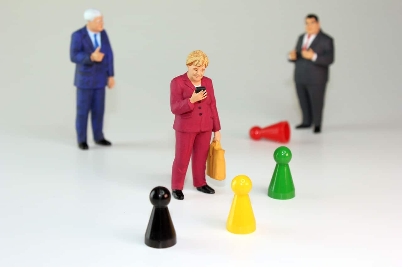 fantocci di Merkel e altri Premier europei con davanti i birilli