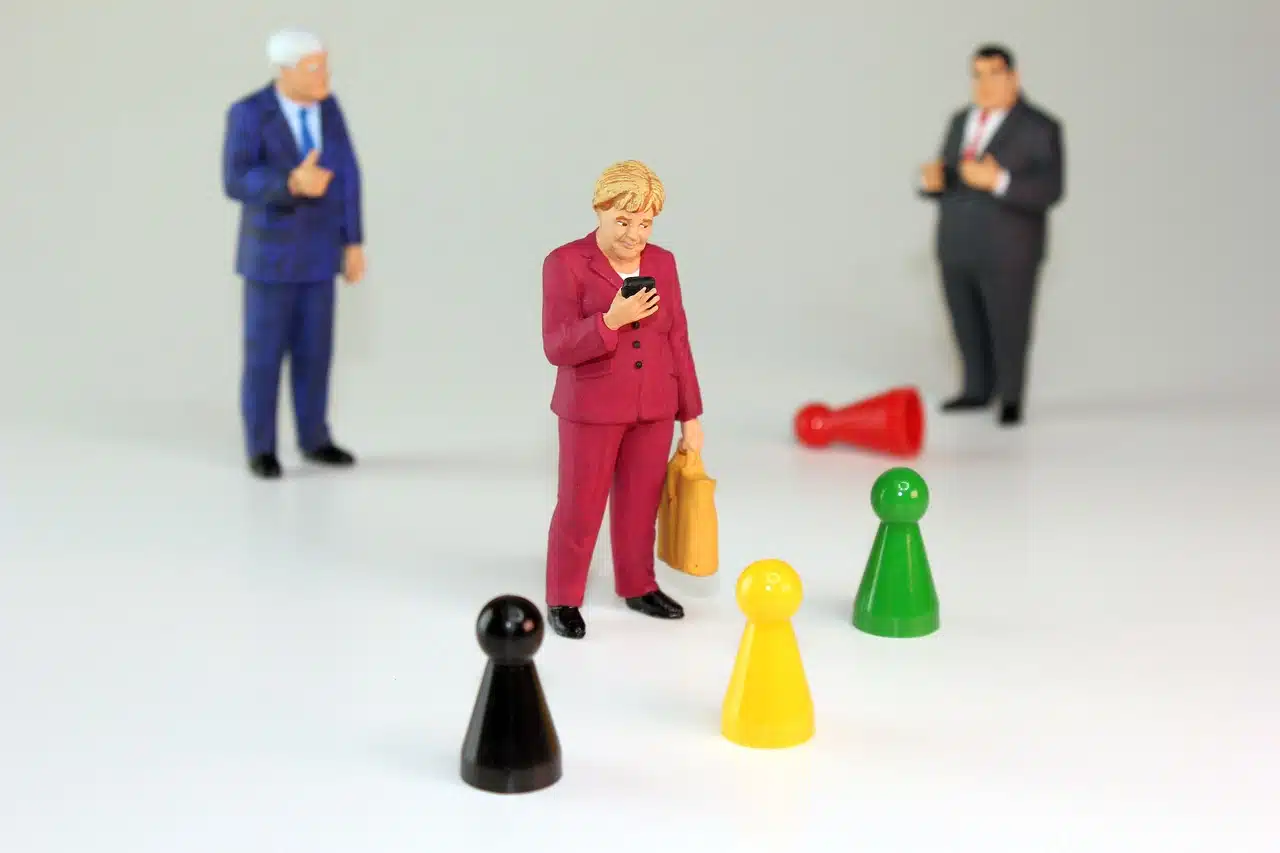 fantocci di Merkel e altri Premier europei con davanti i birilli