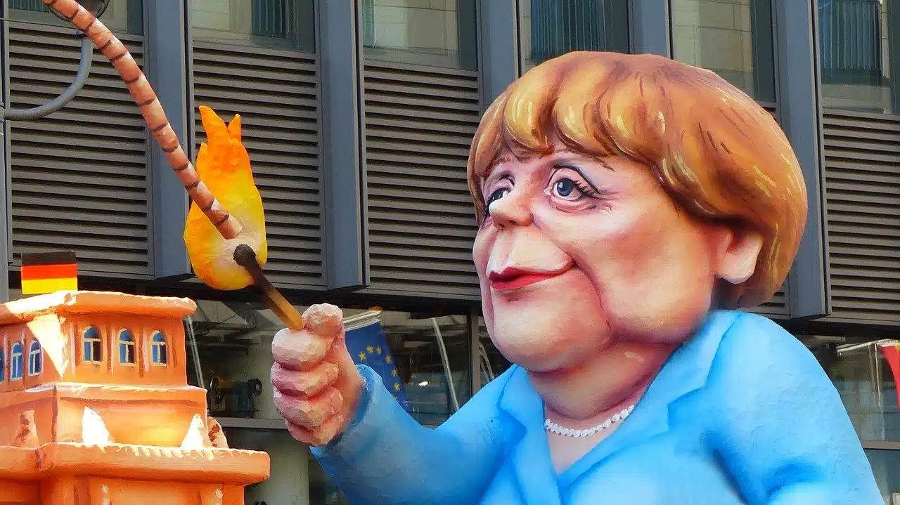 pupazzo caricaturale di Angela Merkel