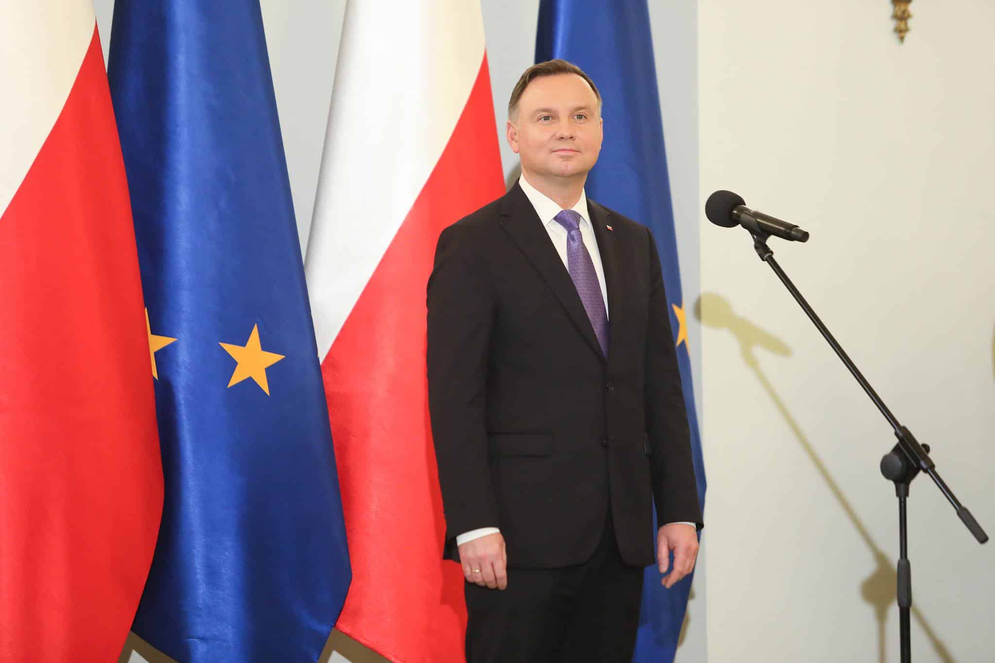 Duda con bandiere della Polonia e dell'Unione Europea