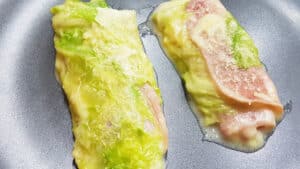 Involtini di verza in padella con prosciutto cotto e formaggio Involtini di verza in padella con prosciutto cotto e formaggio