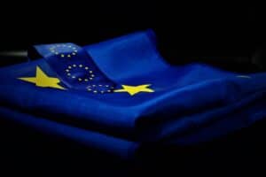 bandiera europea e cravatta abbinata