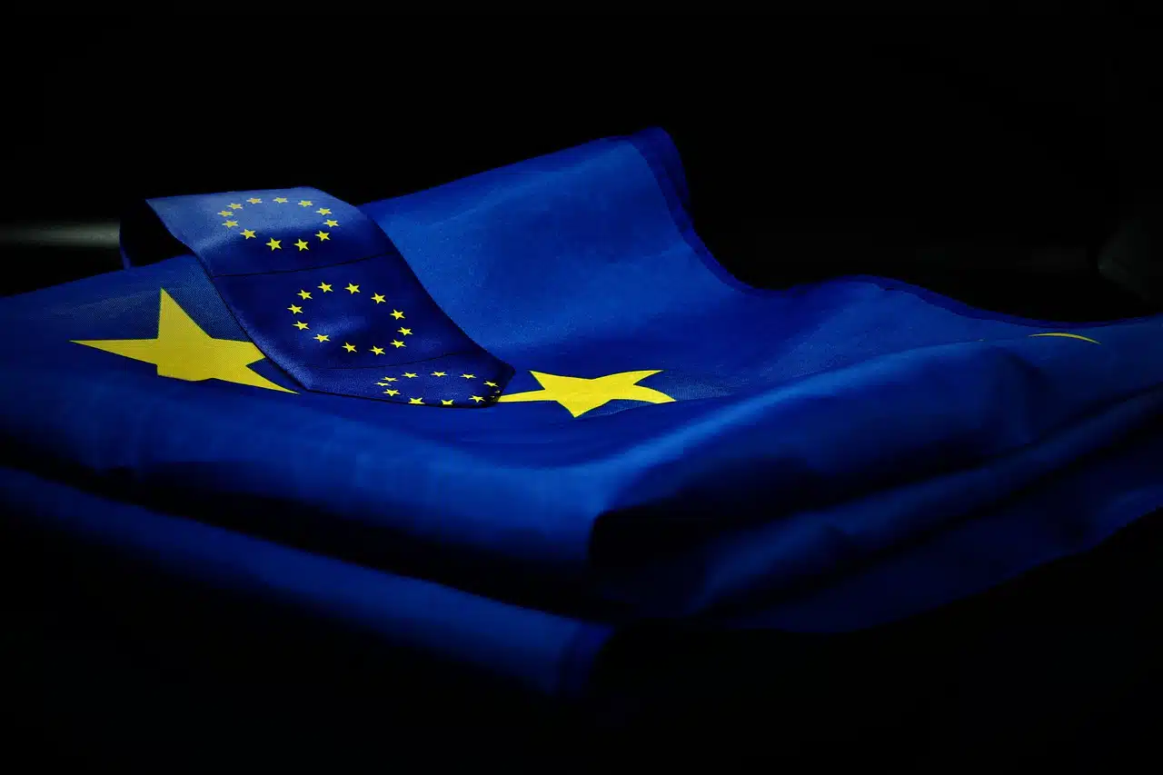 bandiera europea e cravatta abbinata