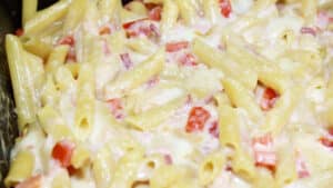 Pasta al forno con besciamella e pomodorini Pasta al forno con besciamella e pomodorini