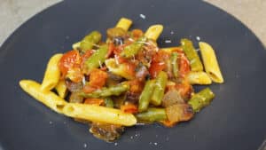 Pasta con asparagi, pomodorini, guanciale e pecorino Pasta con asparagi, pomodorini, guanciale e pecorino