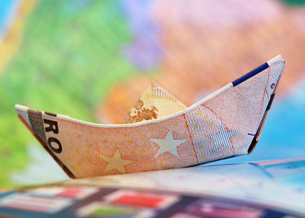 Una banconota da 50 euro a forma di barchetta