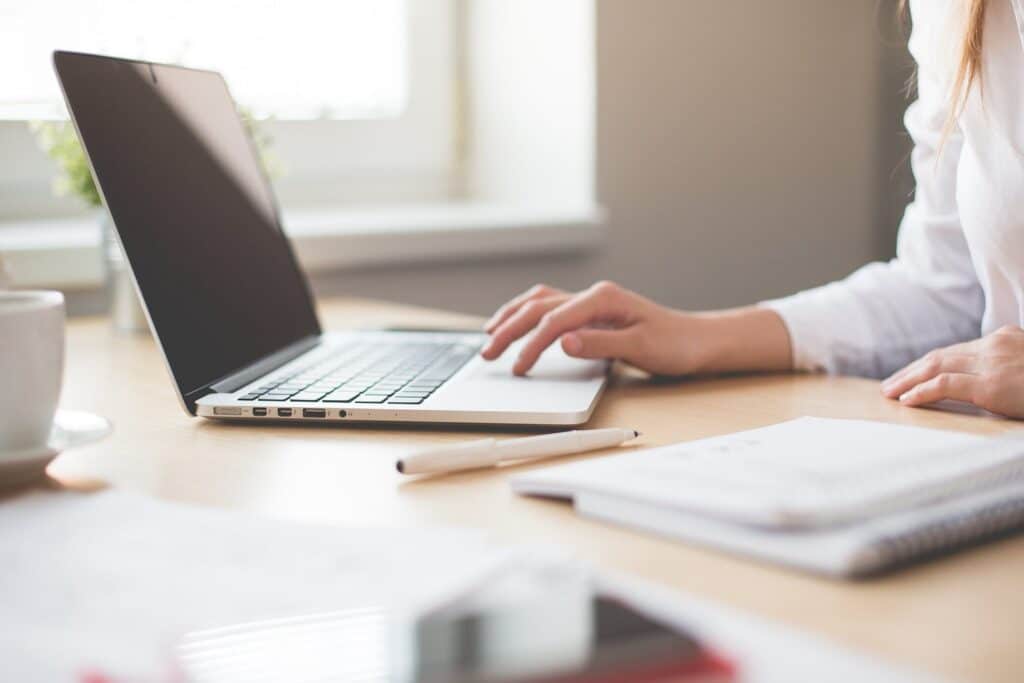 Una donna nei pressi della postazione al pc portatile