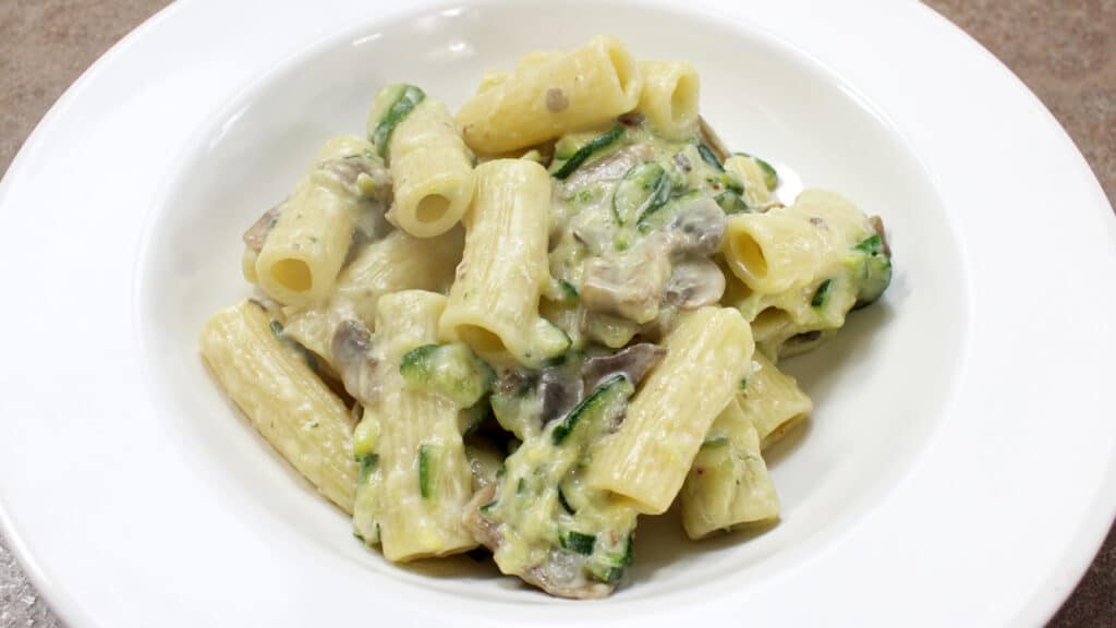 Rigatoni panna zucchine e funghi