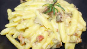 Fusilli con crema di ceci, funghi porcini e pancetta croccante Fusilli con crema di ceci, funghi porcini e pancetta croccante