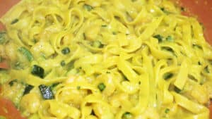 Tagliatelle zucchine gamberetti e zafferano Tagliatelle zucchine gamberetti e zafferano