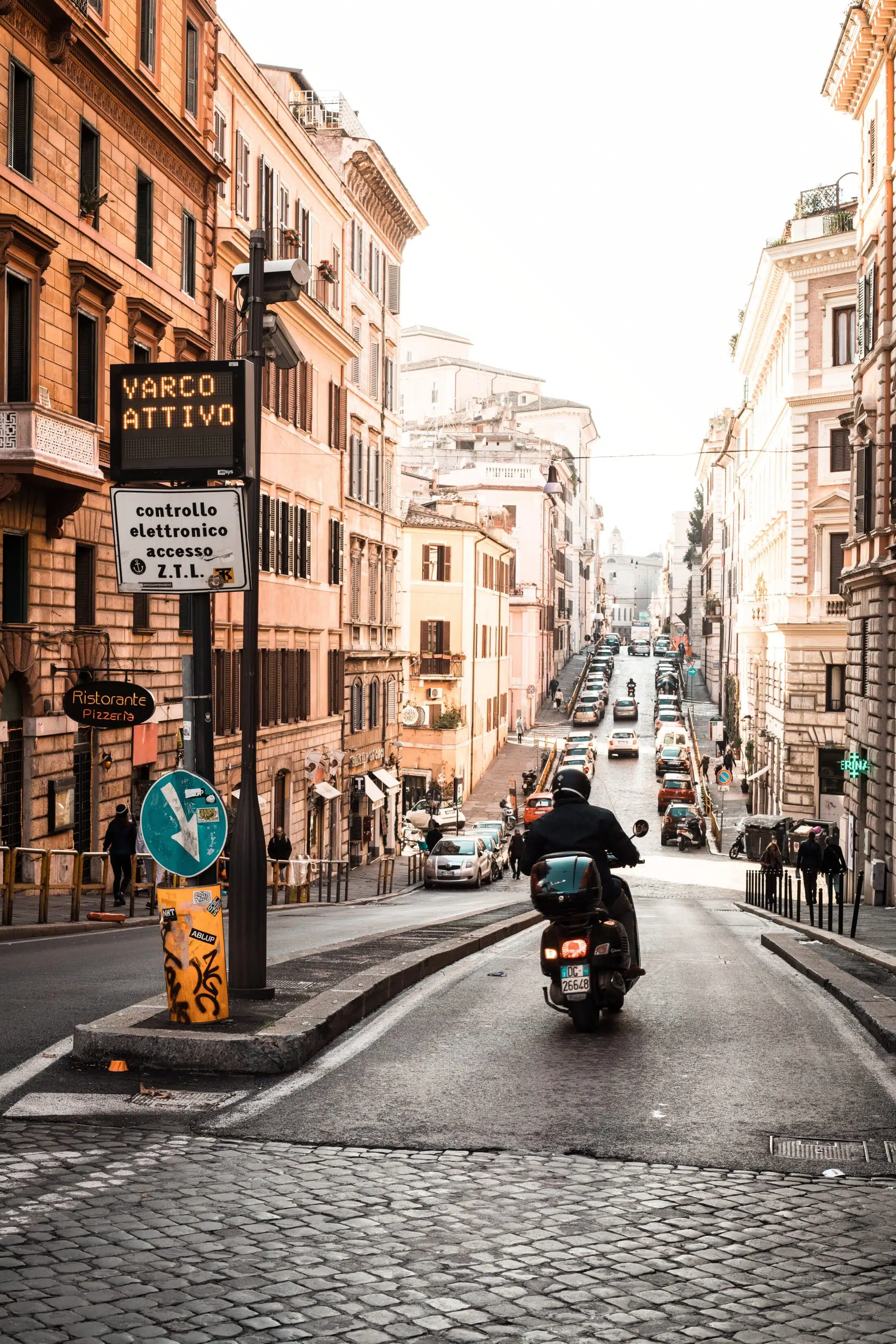 motociclista a Roma entra in centro grazie al "varco non attivo"