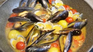 Linguine cozze e vongole con pomodorini Linguine cozze e vongole con pomodorini