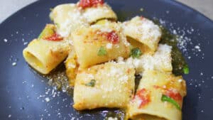 Paccheri lardicello e pomodorini Paccheri lardicello e pomodorini