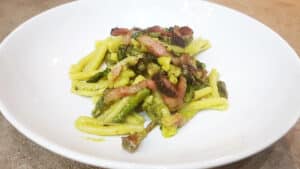 Caserecce con asparagi e guanciale Caserecce con asparagi e guanciale