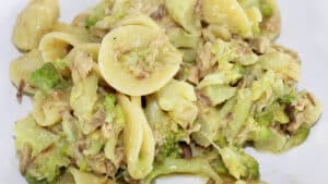 Orecchiette broccoletti e sgombro Orecchiette broccoletti e sgombro