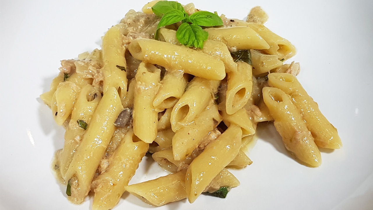 Pasta con tonno burro e basilico