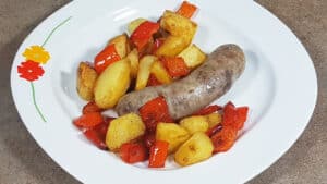 Salsiccia con patate e peperoni Salsiccia con patate e peperoni