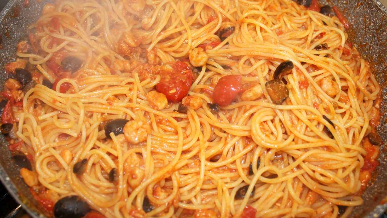 Spaghetti tonno olive e gamberetti