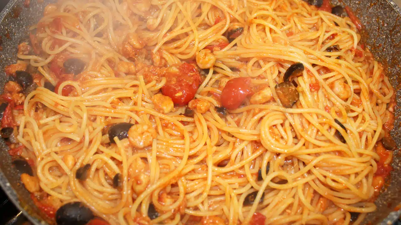 Spaghetti tonno olive e gamberetti