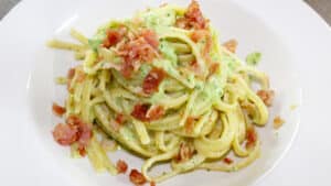 Linguine con crema di zucchine, philadelphia e prosciutto cotto croccante