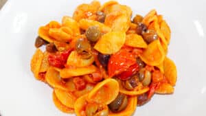 Pasta con i carciofi, un primo piatto gustoso e leggero Pasta con i carciofi, un primo piatto gustoso e leggero