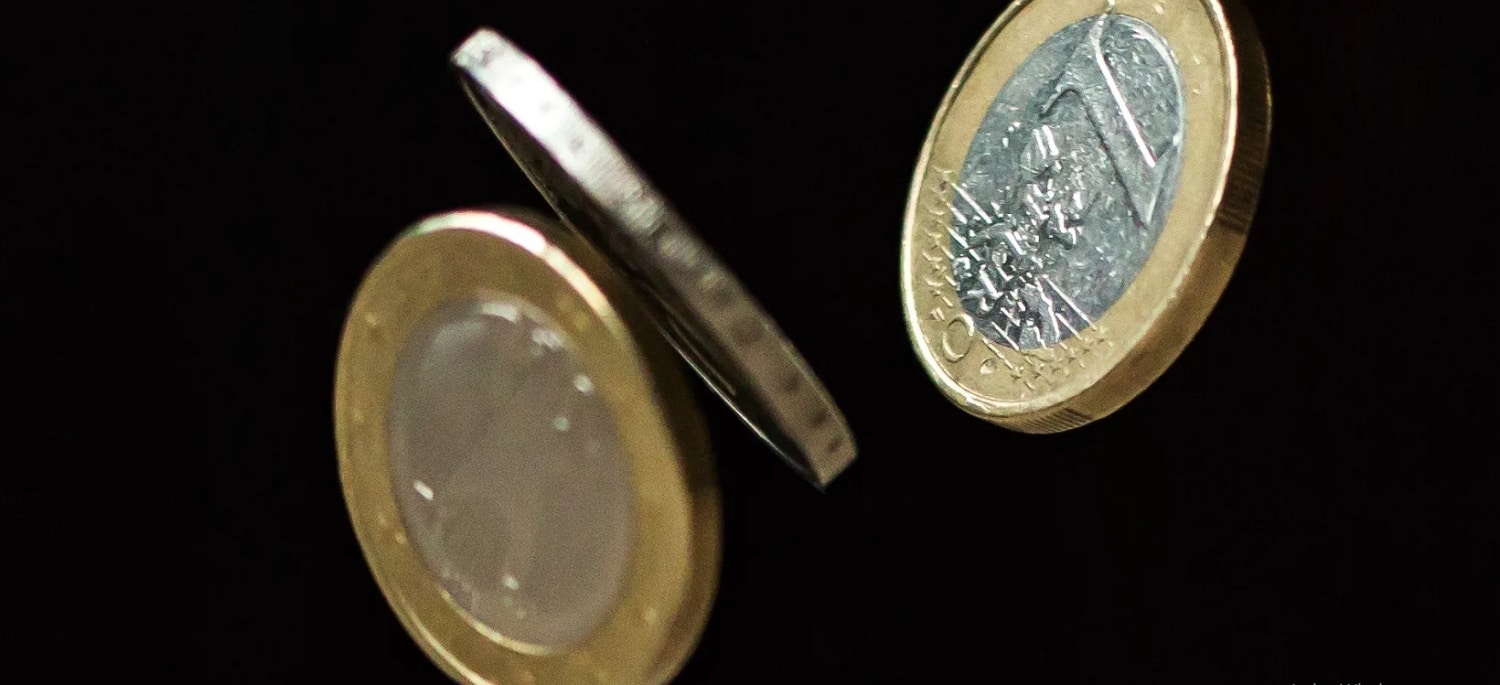 Tre monete in euro su sfondo nero