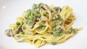 Tagliatelle funghi asparagi e piselli Tagliatelle funghi asparagi e piselli