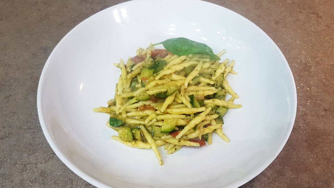 Trofie pesto zucchine e pomodorini