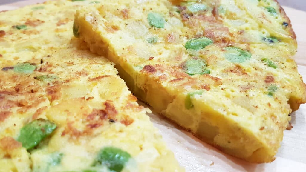 Frittata con fave patate e cipolle